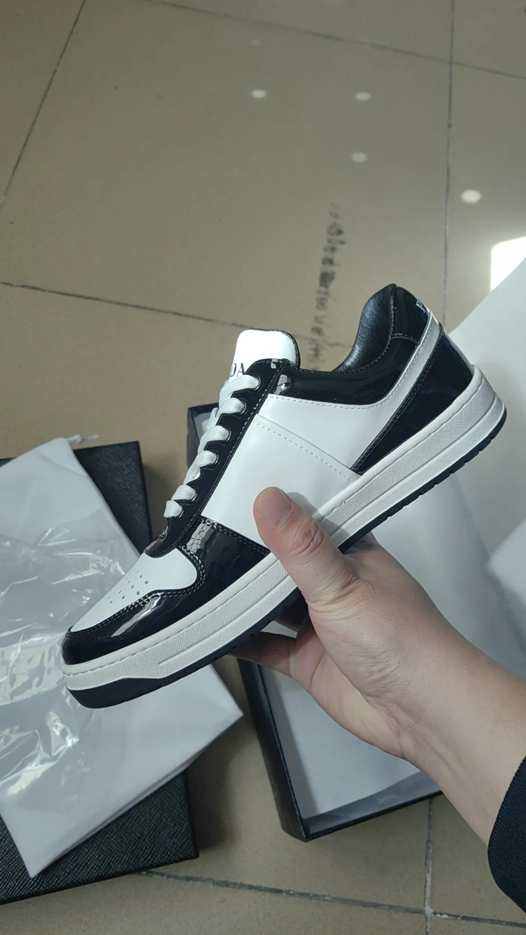 P380 black patent leather 38-45 Prada Prada’s new men’s genuine leather sports shoes, the highest version on the market, any comparison is welcome🆚! The original leather has excellent texture and is super high-end! Fetal sheep net lining imported from Italy, removable pad! Luxurious materials and fine workmanship, highly recommended!